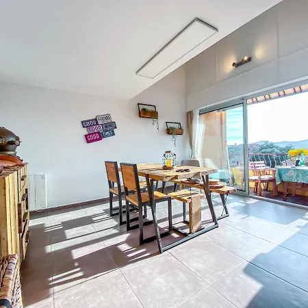L'odyssee Provencale, Un Duplex De Charme De 2 Au Pied Du Village Medieval De Bormes-les-mimosas, Offrant Des Prestations De Gamme Et Superbe Vue Sur Le Massif Des Maures * Bormes-les-Mimosas
