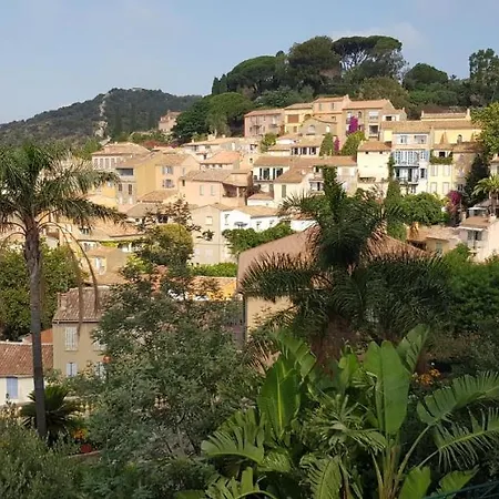 L'odyssee Provencale, Un Duplex De Charme De 2 Au Pied Du Village Medieval De Bormes-les-mimosas, Offrant Des Prestations De Gamme Et Superbe Vue Sur Le Massif Des Maures