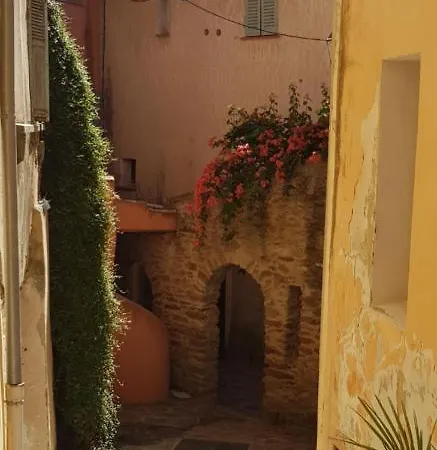L'odyssee Provencale, Un Duplex De Charme De 2 Au Pied Du Village Medieval De Bormes-les-mimosas, Offrant Des Prestations De Gamme Et Superbe Vue Sur Le Massif Des Maures * Bormes-les-Mimosas