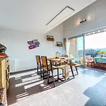 L'odyssee Provencale, Un Duplex De Charme De 2 Au Pied Du Village Medieval De Bormes-les-mimosas, Offrant Des Prestations De Gamme Et Superbe Vue Sur Le Massif Des Maures * Борм-ле-Мимоза