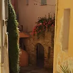 L'odyssee Provencale, Un Duplex De Charme De 2 Au Pied Du Village Medieval De Bormes-les-mimosas, Offrant Des Prestations De Gamme Et Superbe Vue Sur Le Massif Des Maures * Борм-ле-Мимоза