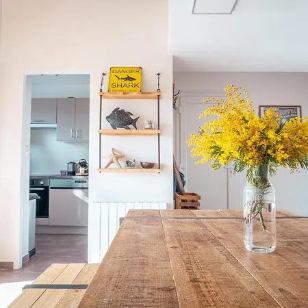 L'odyssee Provencale, Un Duplex De Charme De 2 Au Pied Du Village Medieval De Bormes-les-mimosas, Offrant Des Prestations De Gamme Et Superbe Vue Sur Le Massif Des Maures Bormes-les-Mimosas