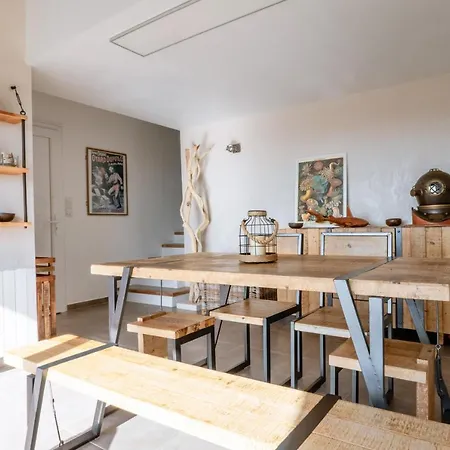 L'odyssee Provencale, Un Duplex De Charme De 2 Au Pied Du Village Medieval De Bormes-les-mimosas, Offrant Des Prestations De Gamme Et Superbe Vue Sur Le Massif Des Maures