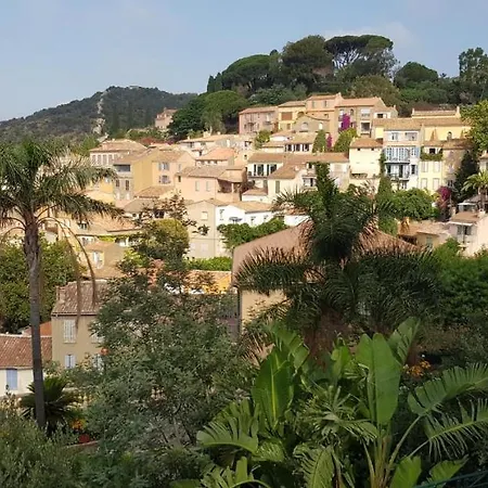 L'odyssee Provencale, Un Duplex De Charme De 2 Au Pied Du Village Medieval De Bormes-les-mimosas, Offrant Des Prestations De Gamme Et Superbe Vue Sur Le Massif Des Maures