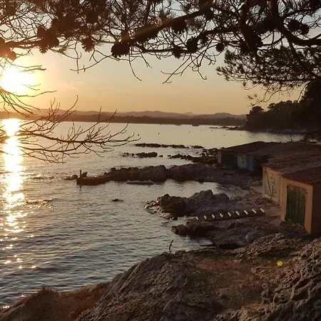 Apartament L'odyssee Provencale, Un Duplex De Charme De 2 Au Pied Du Village Medieval De Bormes-les-mimosas, Offrant Des Prestations De Gamme Et Superbe Vue Sur Le Massif Des Maures Bormes-les-Mimosas